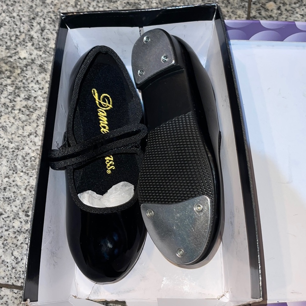 TAP SHOES! DANCE CLASS! XLNT COND, BLACK PATENT. VELCRO STRAP, GIRLS SIZE 11